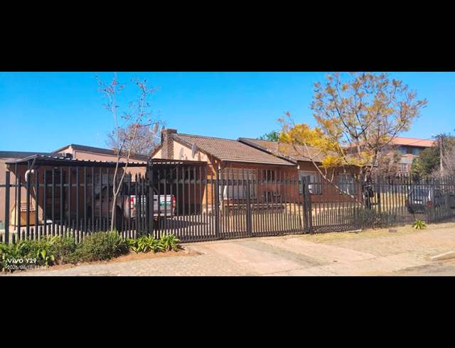 4 BEDROOM HOUSE FOR SALE IN KEMPTON PARK EXT 04